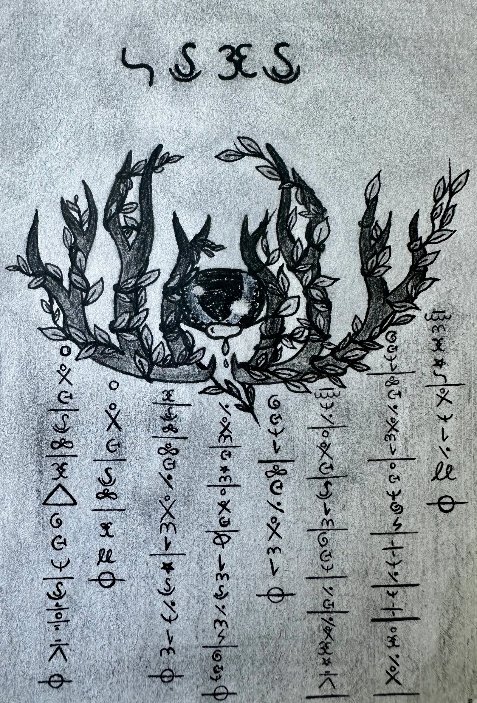 Bleistiftzeichnung eines Geweihs mit einem Auge in der Mitte, umgeben von geheimnisvoller Schrift und Symbolen