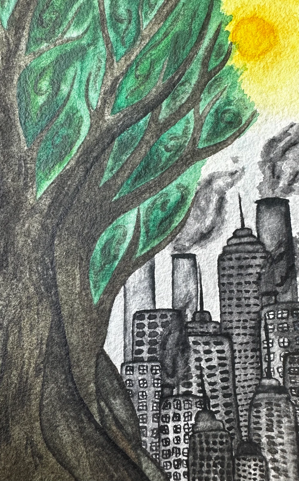 Aquarell eines großen grünen Baumes vor einer grauen Stadtsilhouette mit gelber Sonne