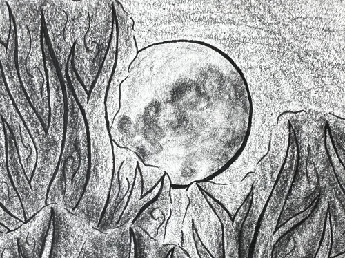 Bleistiftzeichnung verschlungener Bäume oder Flammen die sich zu einem Vollmond in dunklem Himmel strecken