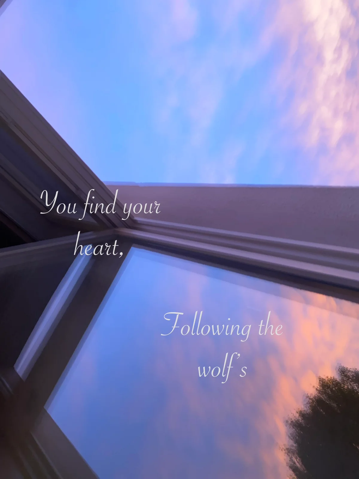 Blick durch ein Dachfenster auf einen blau-rosa Abendhimmel mit poetischer Texteinblendung